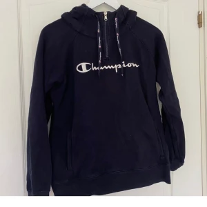 Champion zip-hoodie  - Svinsnygg hoodie från champion med dragkedja halva vägen ned. Står strl M men skulle säga S! Säljer för 100kr + 60kr frakt. ❤️‍🔥
