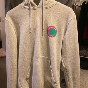 Hoodie - Säljer en hoodie från h&m. Frakt är inräknat i priset.