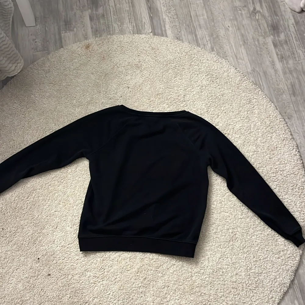 En svart sweatshirt från ginatricot i storlek S. Använd ett par gånger men används inte längre pga inte min stil. Köpt för 250 tror jag då det var längesen jag köpte den. Tröjor & Koftor.
