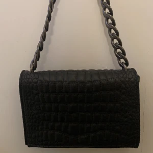 Väska - En jätte jätte fin väska ifrån Zara!! Säljer för 110kr då den inte kommer till användning hos mig! Använd ca 2 gånger! Det är bara att skriva ifall fler bilder önskas💞💕