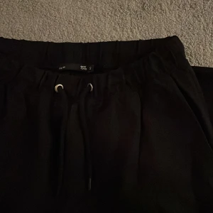 Mjukisbyxor  - Svarta mjukisbyxor. Använda 3 gånger 