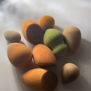 Real Techniques sponges  - Säljer dessa sponges för smink. De stora oranga är Real Techniques. De andra är inte det. Man kan tvätta dom.