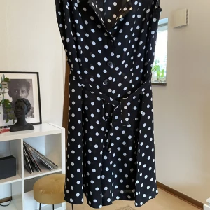 Svart jumpsuit  - Sommar playsuit! Går att knyta ihop eller ha sittande löst. Allt från storlek M - XS kan använd 