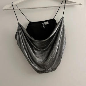 Festtopp - Säljer detta fina festlinne som är använd Max 3 gånger, croppat tunt tyg!🌟 skriv privat om det önskas fler bilder ! 💚