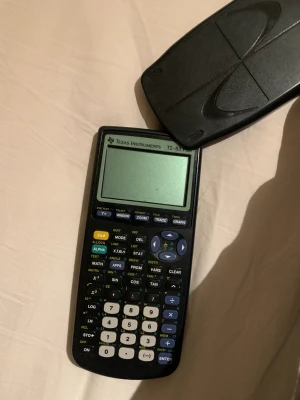 texas instrument miniräknare TI-83 - miniräknare för dom som pluggar matte i en lite högre nivå, fungerar fint, 