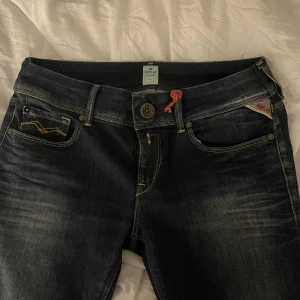 Replay Low waist jeans - Säljs då de inte änvänds, men är i jättebra skick :) de är low waist och bootcut nedtill. Köpta för 400. Ledande bud: 320 + frakt, avslutas idag (8/1) 18.00