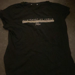 Svart t-shirt  - En svart t-shirt