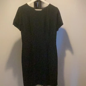 Svart klänning 2 - Fin svart klänning från Avenue, dragkedja i rygg o liten slits
