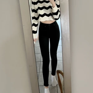 Svarta jeans - Svarta jeans i skinny modell med hög midja i stretchigt material. Från Black Rebel i stl S men passar xs också, långa i benen. Fint skick.