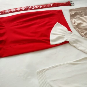 Fishtail-kjol, Skärp - Röd fishtail kjol i stretchigt tyg. Made in UK, stl XS-S.  Använd en gång.  Bältet finns också till försäljning separat 80:-