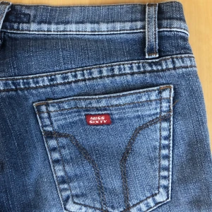 Miss sixty jeans shorts - Super snygga lågmidjade jeans shorts från Miss Sixty, säljer pga för små för mig. Är storlek 25, skulle säga att de är en XS/liten S. Hör av dig vid frågor💕☺️