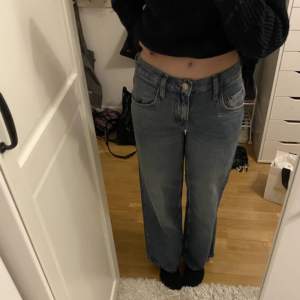 Lågmidjade jeans från Urban outfitters. Jag är 167cm lång 