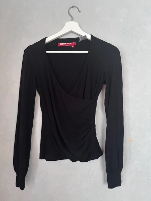 Omlottopp från Miss Sixty - Jätte fin omlottopp från miss sixty! Så mjukt material och skitsnygg passform!💋🫶🏼 sparsamt använd! Skriv privat för bild på!💋