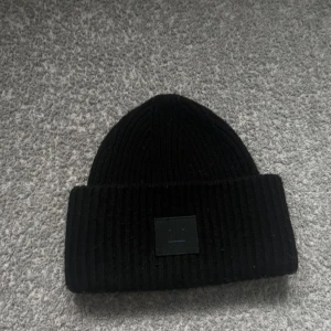 Acne mössa svart - Andvänd Max 10 gånger