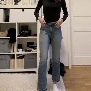Tiger of sweden jeans - Säljer dessa tiger of sweden jeansen❤️ mid waist straight leg❤️ använda två gånger, som nya! (Har sprättat upp sömmen längst ner så de ser lite strendigare ut och blir lite längre) Köpta för 1600kr 
