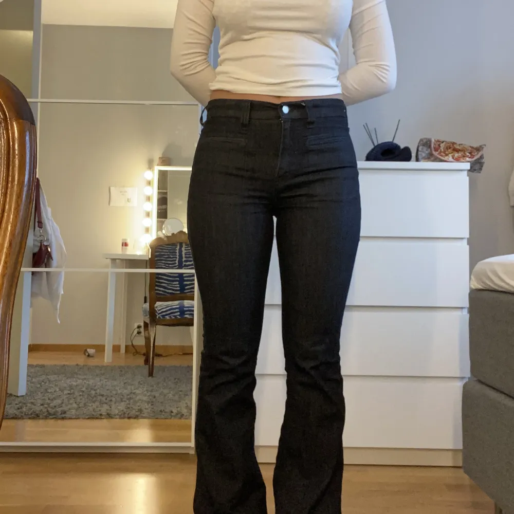 Säljer mina bootcut jeans från Mayla Stockholm, då jag redan har ett par i en annan storlek. Använt max 3 gånger. . Jeans & Byxor.