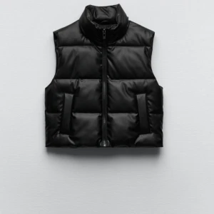 Väst Zara  - Väst från Zara ! ❤️ jättefint skick, endast använd ett fåtal gånger! Skriv privat för egna bilder ❤️