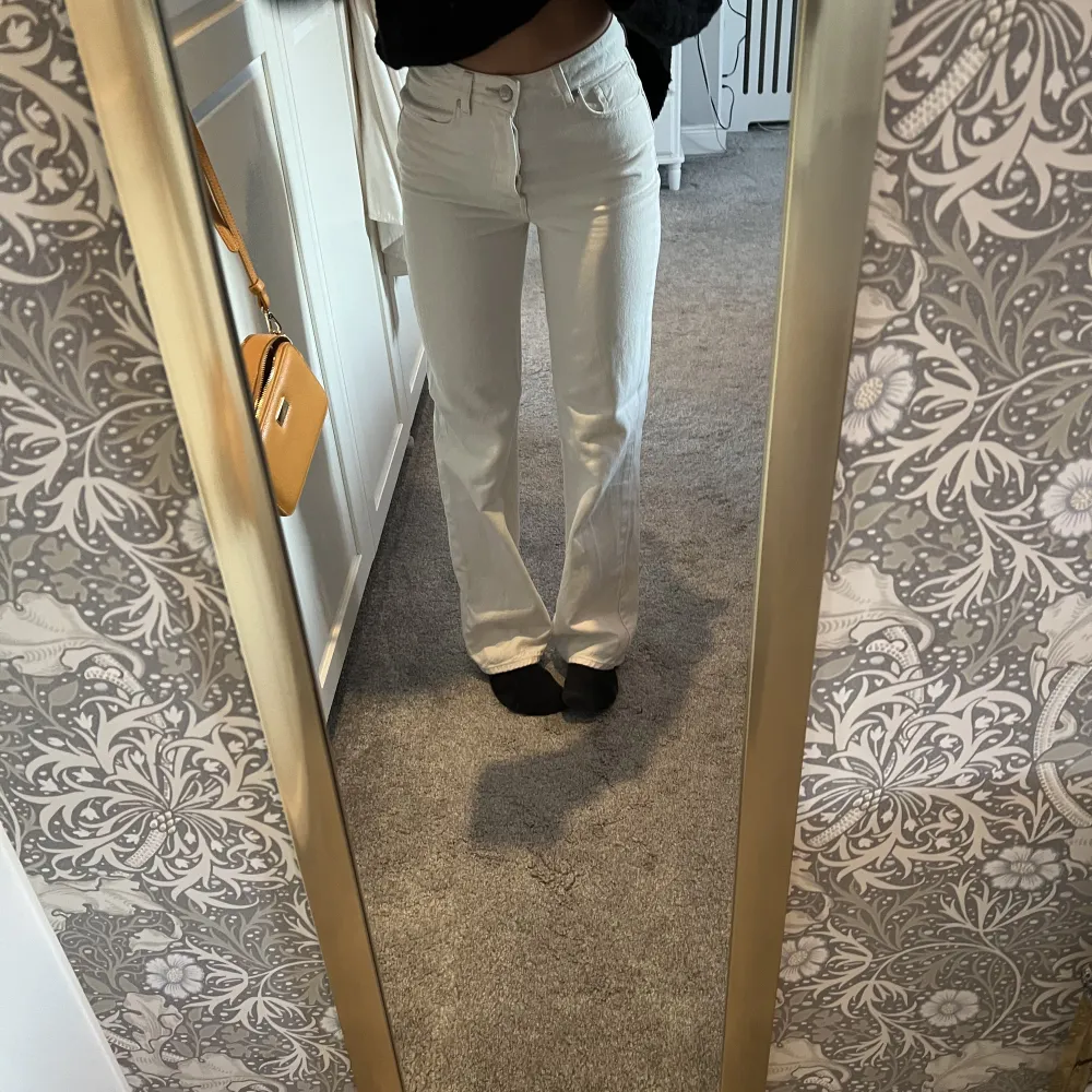 Superfina beige/vita jeans från bikbok i storlek 26/32🧚💗säljer då de inte kommer till användning längre. Jättefint skick! Nypris 599 Pris kan diskuteras. Jeans & Byxor.