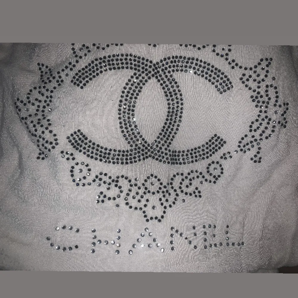 T-shirt med Chanel rhinestones tryck❣️ lite knottrig och några rhinestones fattas. T-shirts.