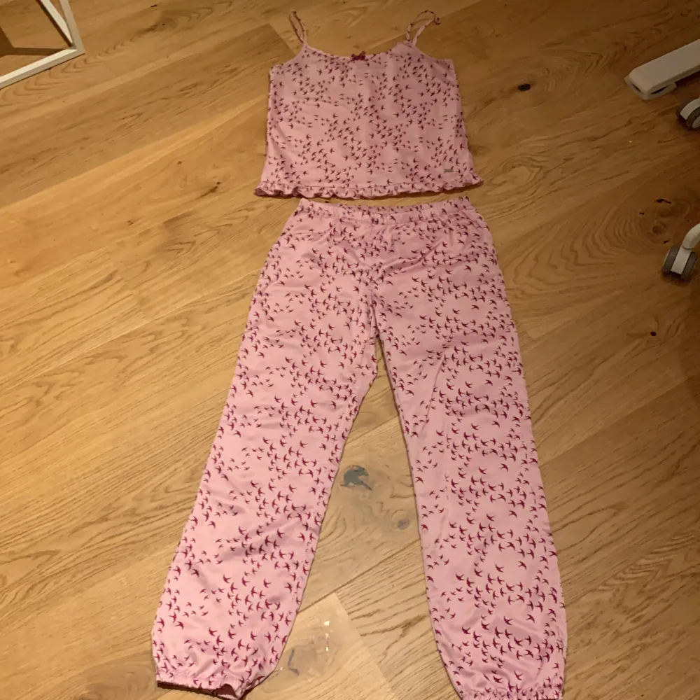 Superfin rosa pyjamas ifrån Hampton Republic. Säljer pga att den är för liten. 🌸Litet hål vid det vänstra axelbandet men inget som märks🫶🌸. Övrigt.