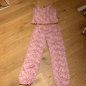 Superfin rosa pyjamas ifrån Hampton Republic. Säljer pga att den är för liten. 🌸Litet hål vid det vänstra axelbandet men inget som märks🫶🌸