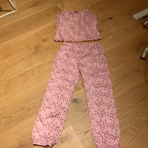 Pyjamas🌸 - Superfin rosa pyjamas ifrån Hampton Republic. Säljer pga att den är för liten. 🌸Litet hål vid det vänstra axelbandet men inget som märks🫶🌸