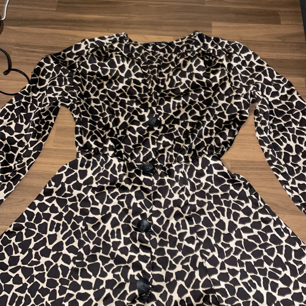 säljer denna leopard färgade klänningen från Zara med stora svarta knappar på i storlek L, aldrig använd, bra skick, skriv till mig privat om du vill ha mer information eller är intresserad. Betalning sker via swish. . Klänningar.