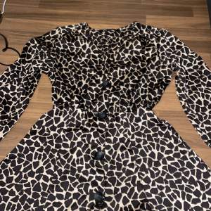 säljer denna leopard färgade klänningen från Zara med stora svarta knappar på i storlek L, aldrig använd, bra skick, skriv till mig privat om du vill ha mer information eller är intresserad. Betalning sker via swish. 