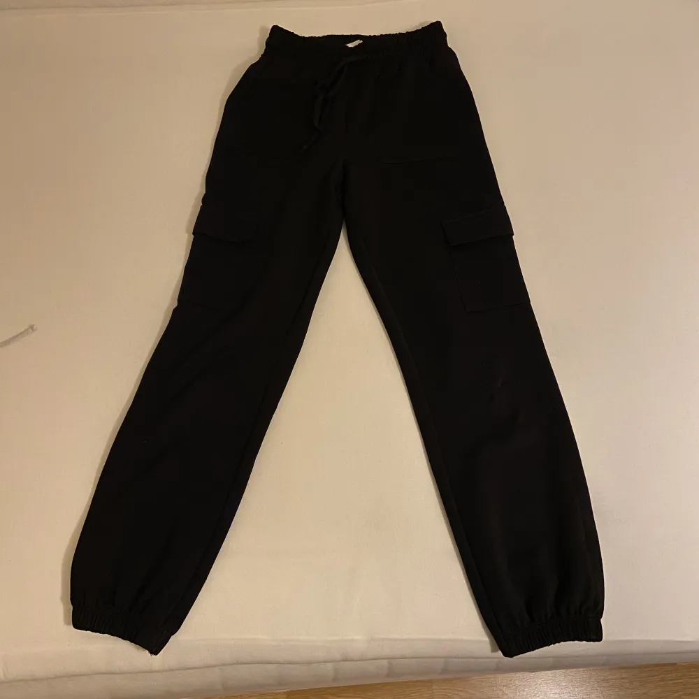 Svarta cargobyxor i mjukis material från Gina Tricot. Jeans & Byxor.