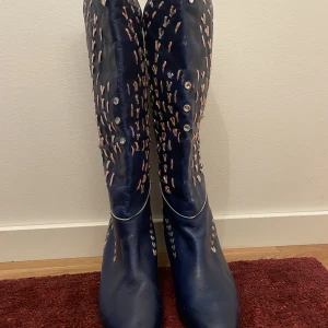 cowboy boots💙💗🤍 - marinblåa cowboy boots med rosa ditaljer även lite diamanter💟