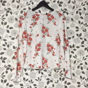 Är ny blivit använd  kanske en hel vecka  - Den nästan inte blivit använd så många gånger. Den är helt vit och har röda blommor på.