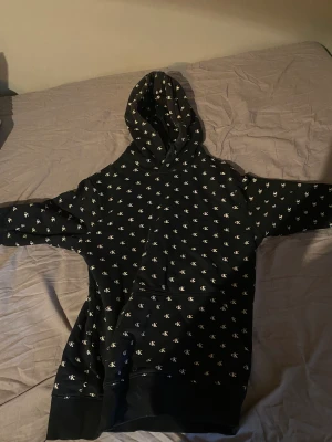 Calvin Klein Hoodie  - Säljer min svarta Calvin Klein Hoodie. Använd sparsamt  Passar S-M också (stor i storleken) 
