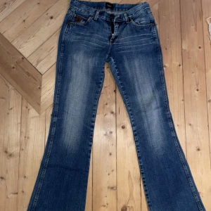 Crocker Jeans  - Jättefina Crocker Jeans i bootcutmodell, säljer dessa eftersom de är för stora för mig! 💕 Frakt tillkommer 