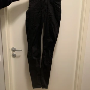Svarta jeans - Används endast ett fåtal gånger, fina i färgen. Skinny fit