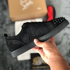 Christian Louboutin Junior Spike - Christian Louboutin Junior Spike. Black/Black Colorway. Skick 9/10. Använt ca 4 gånger. Köpta från Spanien. Kvitto och all bevis finns med   