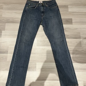 Jeans  - Säljer byxorna för att de är för långa för mig men om ni vill ha fler bilder så skriv ba till mig SKRIV INNAN NI SKA KÖPA!