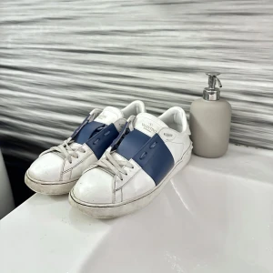 Valentino Open Sneaker - Valentino Open Sneaker  Storlek - 41, sitter som 42 Skick - 7-8/10 efter en tvätt  Pris 2500kr