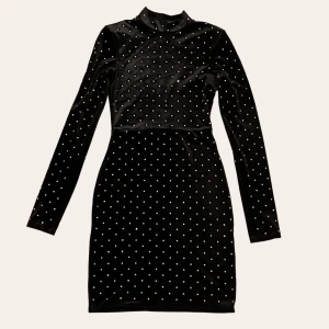 klänning - strassklänning med axelvaddar från h&m 🪩- storlek xs, endat använd få gånger så fortfarande i bra skick!! priset går att diskutera, så kom med egna förslag😇