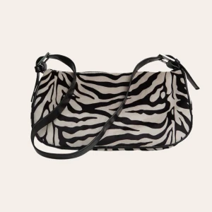 väska - zebra väska från gina tricot 🦓 - endast använd fåtal gånger så fortfarande i bra skick !! priset går att diskutera, så kom med egna förslag 😇