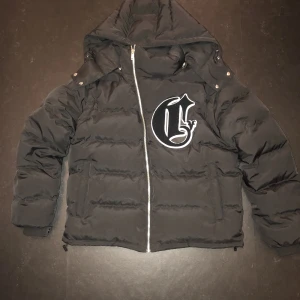 Corvidae jacka - Hej jag säljer min en corvidae jacka i storlek s med påse. Den är använd typ 3 gånger. Köpt från deras ehemsida