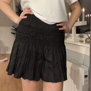 Cool kjol från zara. Frakt tillkommer på 45 kr! Skriv vid frågor💕