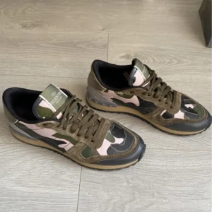 Valentino sneakers  - Valentino Leather sneakers i storlek 38. I mycket bra skick dock finns det ett litet hål på insidan av skorn. Köpta på farfetch för 6000 sek och kvitto finns. Storlek 38