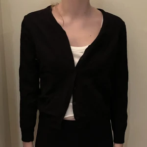 Kofta - Svart varm kofta från United colors