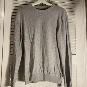 Här är en grå sweatshirt från cubus den är i ett lite tunnare stickat material, tröjan är i näst in till nyskick.