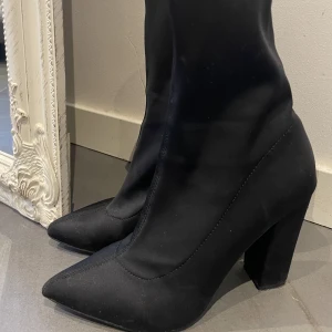 Boots - Boots med klackar, endast använda 2 gånger. Säljes i storlek 38