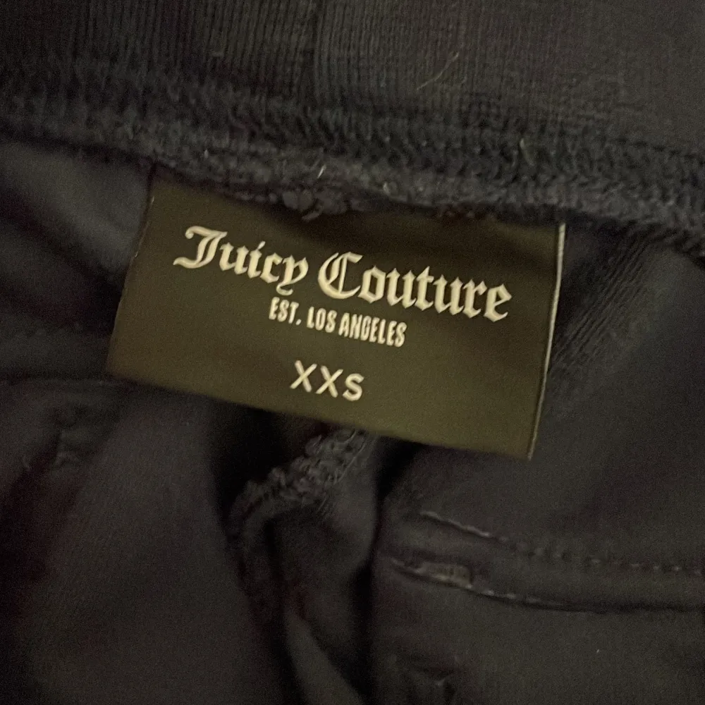 Säljer mina marin/mörkblåa juicy couture byxor eftersom jag inte använder dom mycket mer och dom är lite för stora, det är inget som gått sönder eller förstört dom. ( tvättas innan skickning) . Jeans & Byxor.