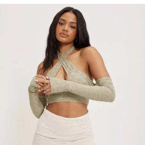 Topp  - Topp från Nelly, storlek XS. Aldrig använd ! Perfekt festtopp 