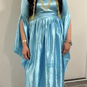 En jättefin kurdisk klänning som endast använts vid ett tillfälle och har därmed inga skador eller liknande. Har ni frågor eller funderingar är ni varmt välkomna att höra av er!☺️