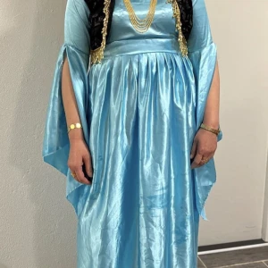 Klänning - En jättefin kurdisk klänning som endast använts vid ett tillfälle och har därmed inga skador eller liknande. Har ni frågor eller funderingar är ni varmt välkomna att höra av er!☺️