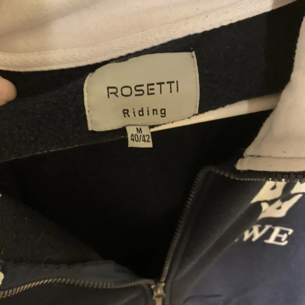 Fin tröja från Rosetti ridning i väldigt fint skick. Enbart använd ett fåtal gånger och passar perfekt för den som älskar ridsport. Fin och elegant ridjacka! . Tröjor & Koftor.